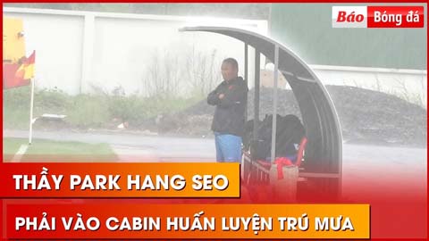 Mưa như trút nước, Thầy Park và Văn Thanh phải trốn vào cabin để trú mưa