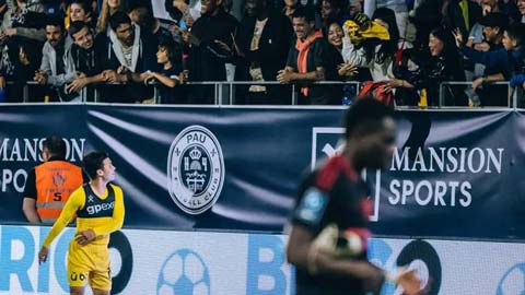 Quang Hải có hành động đặc biệt với bạn gái sau khi ghi bàn vào lưới Pau FC