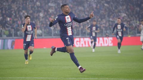 Cầu thủ Juventus kéo lấy kéo để ngăn Mbappe nhưng bất lực nhìn anh ghi bàn