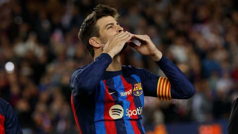 Giây phút Pique ôm đồng đội ở lần cuối thi đấu cho Barca