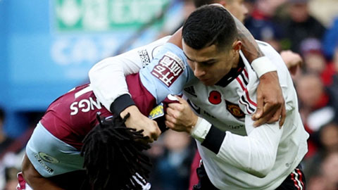 Xem Ronaldo máu chiến, vật nhau với trung vệ cao 1,96m của Aston Villa