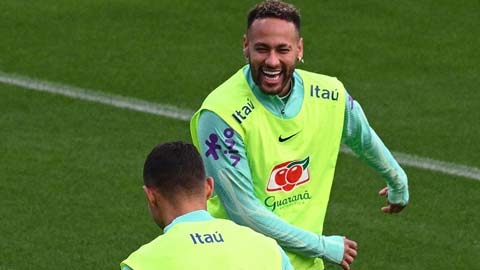 Neymar đỡ bóng rơi từ độ cao 35m khiến đồng đội tròn mắt thán phục