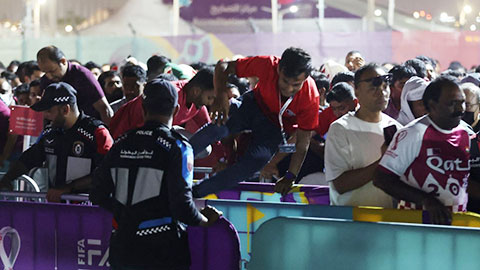 Cảnh tượng kinh hoàng khi khu fanzone World Cup 2022 bị quá tải