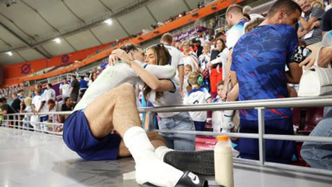 Jack Grealish hôn bạn gái ngay trên khán đài sau trận đại thắng của ĐT Anh