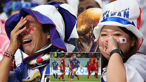 CĐV ôm nhau khóc, người dân Nhật Bản phát cuồng khi đội nhà vào vòng 1/8 World Cup