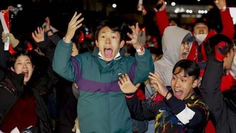 Biển người Hàn Quốc cuồng nhiệt ăn mừng chiến thắng dưới cái lạnh âm độ C
