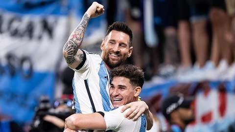 Messi xúc động xem video vợ con ăn mừng bàn thắng của mình trước Australia