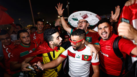 CĐV Morocco đi bão trên đường phố Qatar sau thành tích lịch sử ở World Cup