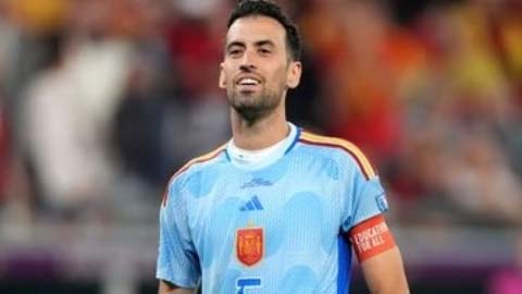 Busquets bị ném đá vì mỉm cười rồi đá hỏng 11 m