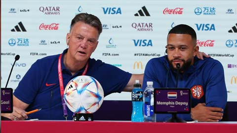 Depay hoảng hốt vì bị HLV Van Gaal đòi hôn môi trước trận gặp Argentina
