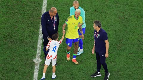 Xúc động trước hành động an ủi Neymar của con trai Perisic