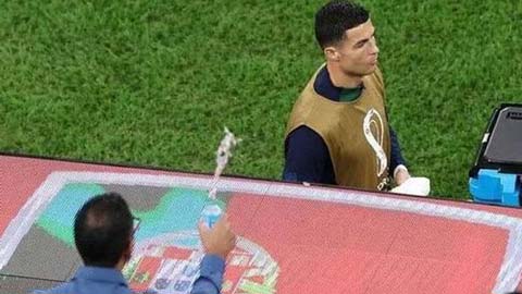 Ronaldo bị CĐV hắt nước vào người sau thất bại tủi hổ trước Morocco 