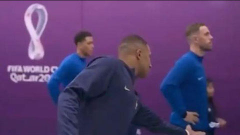 Mbappe bị Kyle Walker phớt lờ, không thèm bắt tay trong đường hầm