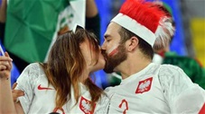 Những nụ hôn ngọt ngào trên khán đài World Cup