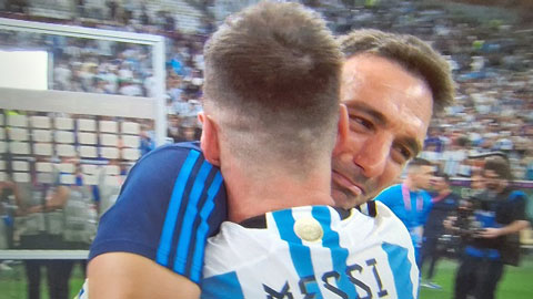 HLV Scaloni ôm Messi khóc sau khi Argentina đánh bại Croatia