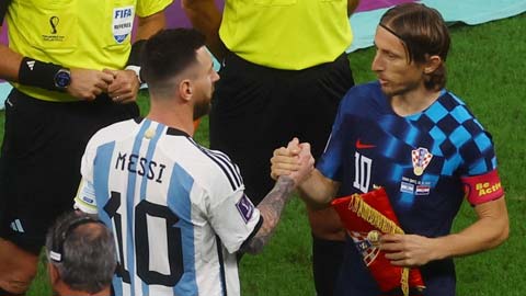 Modric đã nói gì khi được Messi ôm động viên sau thất bại trước Argentina