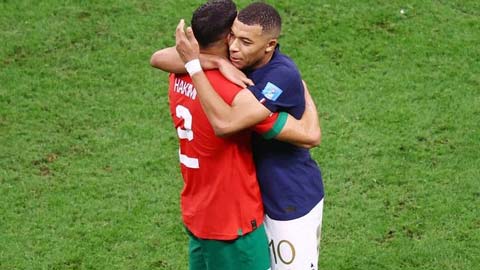 Mbappe gây sốt khi kéo Hakimi dậy, ôm thắm thiết và ngồi bên nhau trong đường hầm 