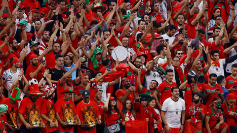 CĐV Morocco vỗ tay, cầu thủ  quỳ xuống cúi đầu cảm ơn sau trận thua Pháp