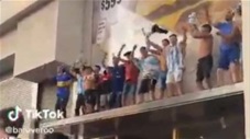 CĐV Argentina ăn mừng sập mái nhà sau trận thắng Croatia