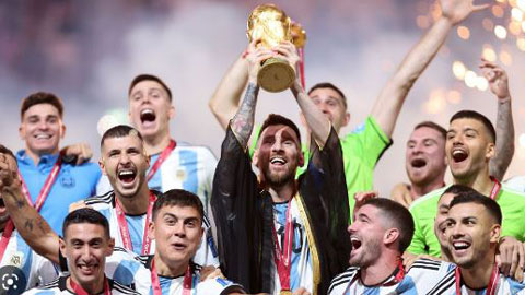 Khoảnh khắc Messi nâng cúp vàng World Cup cùng ĐT Argentina