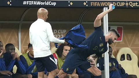 Giroud ném chai nước khi bị thay ra sớm