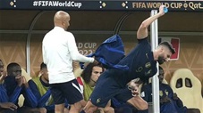 Giroud ném chai nước khi bị thay ra sớm