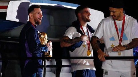 Messi ôm cúp vàng từ trên máy bay trở về quê nhà Argentina