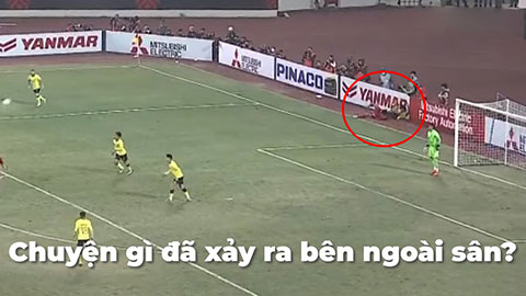 Mổ băng check VAR quả penalty Việt Nam vs Malaysia, Văn Hậu bị phạm lỗi ngoài sân vẫn 11m