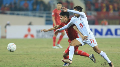 Cầu thủ ĐT Myanmar sang xin lỗi Hồng Duy vì gây ra chấn thương