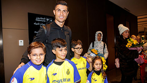 Ronaldo tươi rói khi đặt chân đến Al Nassr