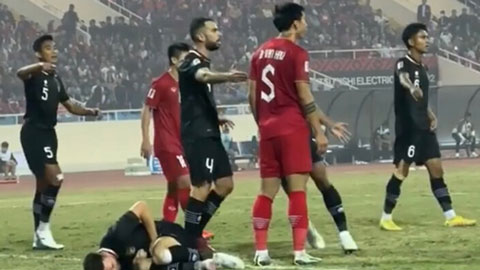 Cận cảnh sao Indonesia lăn đùng ngã ngửa, ăn vạ khó đỡ khi theo kèm Văn Hậu 