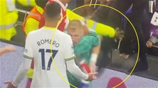 CĐV Tottenham lao xuống sân đá thủ môn Arsenal