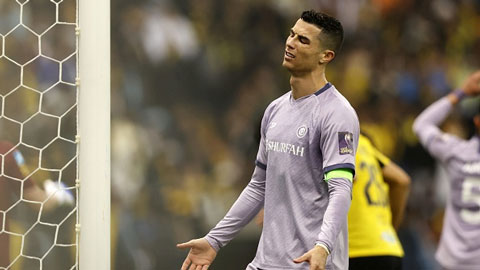 Phản ứng của Ronaldo khi CĐV hô vang tên Messi