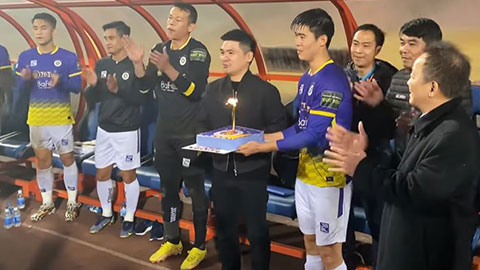 Đỗ Duy Mạnh tặng bánh sinh nhật cho chủ tịch Hà Nội FC