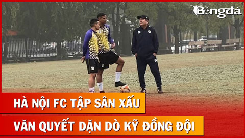 Văn Quyết dặn dò ngoại binh Brazil, Hà Nội FC tập trên mặt sân xấu trước khi gặp Công an Hà Nội