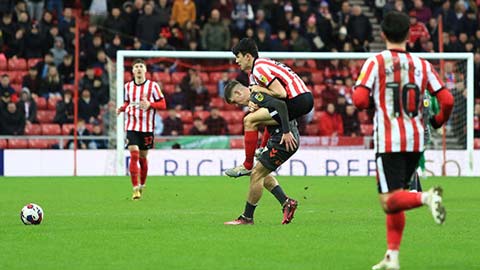 Cười lăn lộn với cầu thủ Sunderland ngăn cản đối thủ hài chưa từng thấy