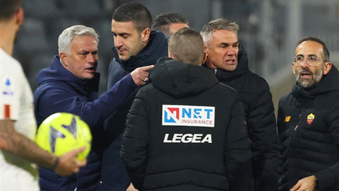 Cận cảnh HLV Mourinho chửi thề trọng tài và nhận thẻ đỏ ở trận thua Cremonese
