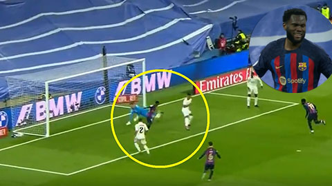 Đồng đội bực tức khi tiền đạo Barcelona cứu thua cho Real Madrid