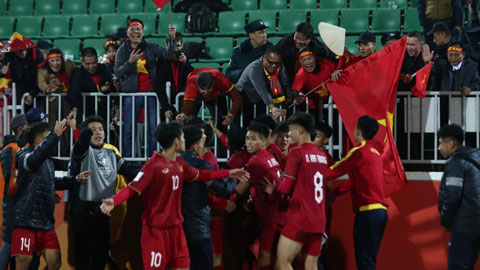 Cầu thủ U20 Việt Nam cố gắng nắm tay NHM qua khe sắt hàng rào SVĐ sau trận thắng Qatar