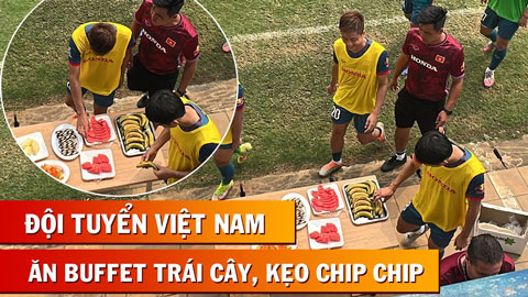 Cận cảnh bữa ăn buffet với trái cây, kẹo chip chip giúp ĐT Việt Nam có sức tập thoát pressing