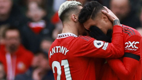 Casemiro ôm mặt rớt nước mắt khi dính thẻ đỏ trận gặp Southampton