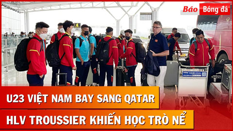 HLV Philippe Troussier lịch thiệp, nhường chỗ học trò U23 Việt Nam khi check-in bay sang Qatar