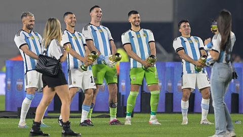 Dàn sao Argentina nhái lại kiểu ăn mừng phản cảm của thủ môn Martinez 
