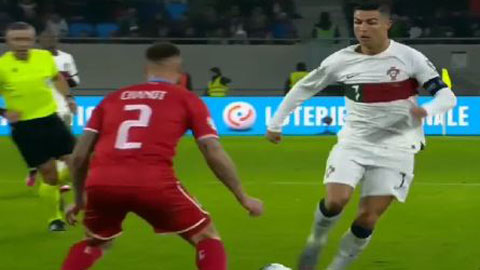 Ronaldo bị ném đá vì cố tình huých tay cầu thủ Luxembourg ăn vạ lộ liễu kiếm pen