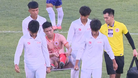 Cận cảnh chấn thương khiến Phan Văn Đức phải rời sân bằng cáng