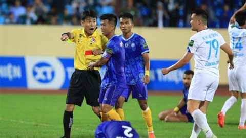 Cận cảnh quả penalty gây tranh cãi giúp Nam Định gỡ hòa trước Khánh Hòa
