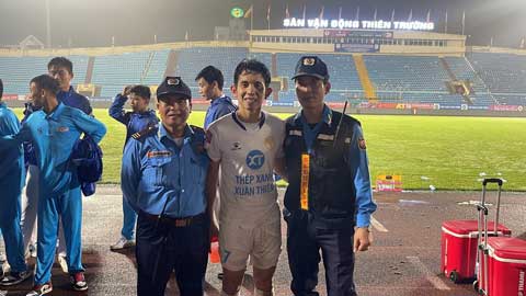Hồng Duy được bảo vệ sân xin chụp ảnh sau bàn thắng giúp Nam Định lên ngôi đầu bảng