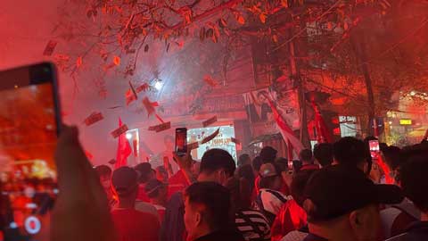 CĐV đốt pháo sáng, rải tiền âm phủ xuống đường trước trận Hà Nội vs Hải Phòng