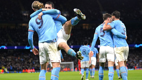 Haaland bế Bernardo Silva đong đưa như đứa trẻ ăn mừng bàn thắng vào lưới Bayern