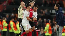 Chấn thương nặng,  Lisandro Martinez được 2 cầu thủ Sevilla khiêng ra sân, ôm mặt khóc trên cáng